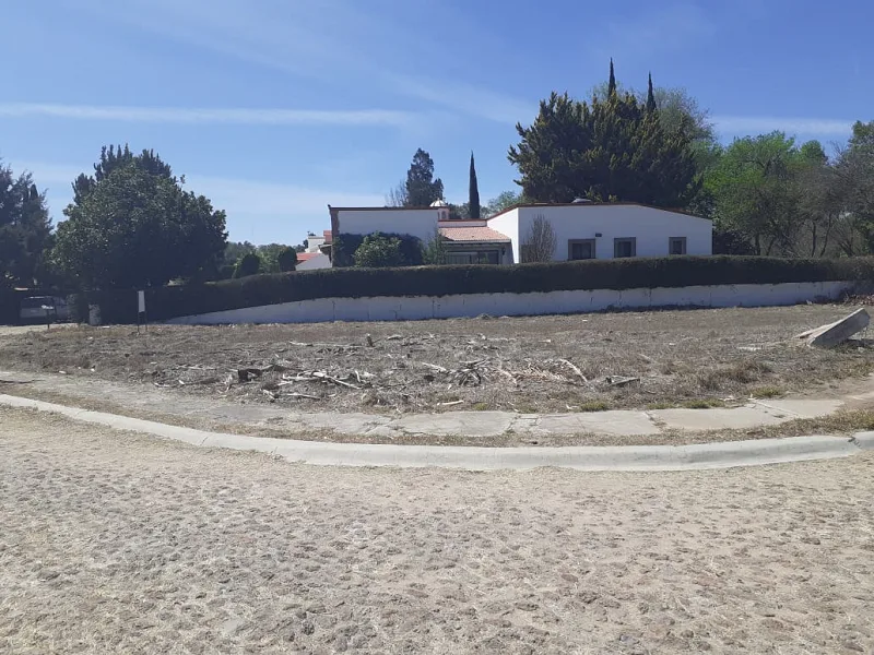 VENTA DE TERRENO EN ESQUINA EN FRACC. CLUB DE GOLF. TEQUISQUIAPAN QRO.