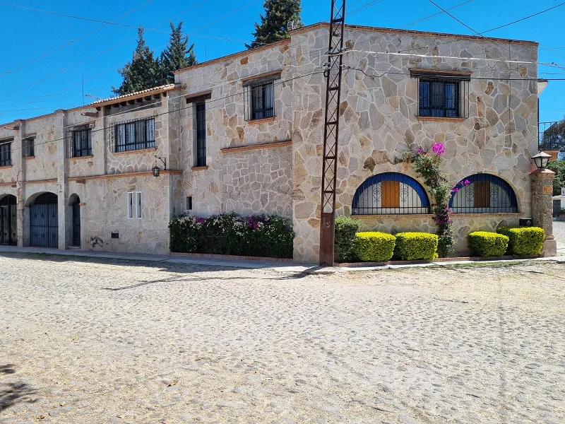 CASA EN VENTA EN FRACCIONAMIENTO LOS CLAUSTROS EN TEQUISQUIAPAN QRO.
