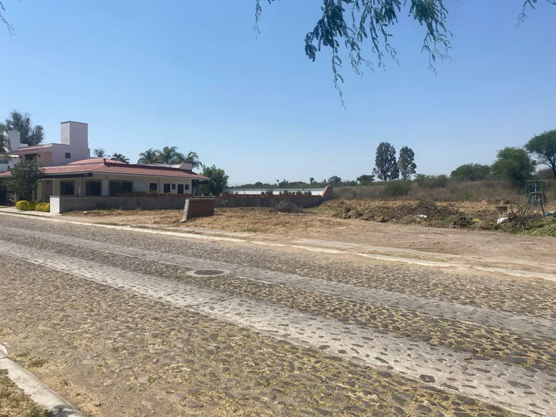 TERRENO EN VENTA EN FRACC. CLUB DE GOLF EN TEQUISQUIAPAN.