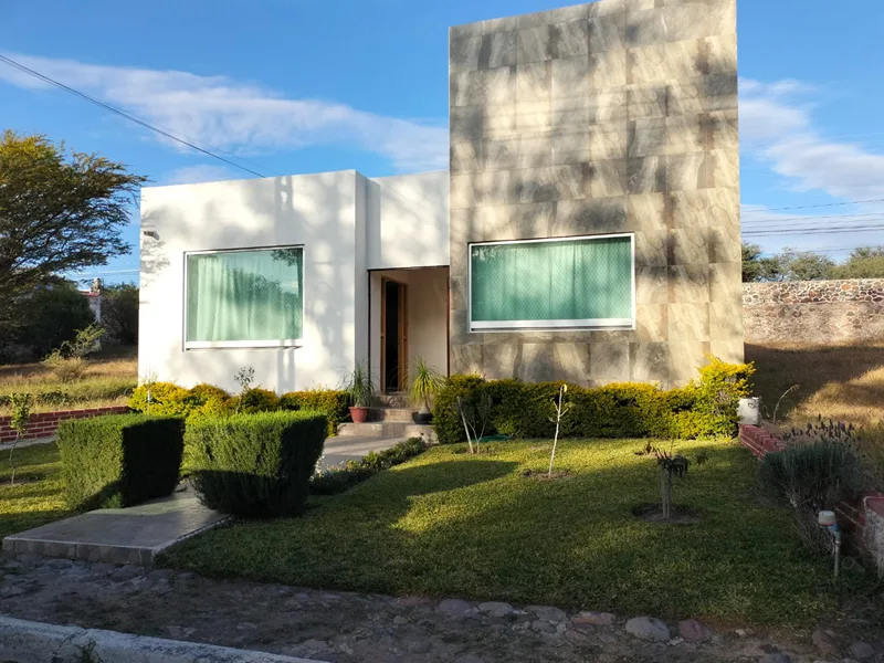 CASA EN FRACC. ARBOLADA EN TEQUISQUIAPAN qRO.